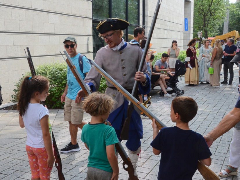 LES ARGOULETS SUR LA WELL AVEC LES ANCIENNES TROUPES MILITAIRES DE MONTRÉAL